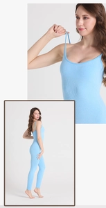 Gros plan sur un body de yoga bleu clair sans couture avec fines bretelles et décolleté