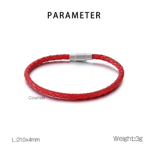 Vue détaillée du bracelet tressé en cuir de vachette rouge avec fermoir magnétique argenté