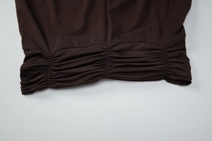 Vue macro détaillée de la texture du tricot plissé marron foncé et du design froncé