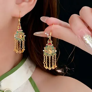 Boucles d'oreilles 18K or triangle cœur à glands avec motif poisson et émail vert