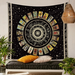Detail eines Wandteppichs mit Tarotkarten und Tierkreiszeichen im Schlafzimmer
