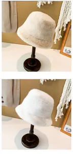 Détail montrant la texture pelucheuse et la fausse fourrure des bobs en beige et blanc
