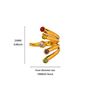 Vue détaillée de la bague en cristal multicolore plaquée or 18K avec dimensions
