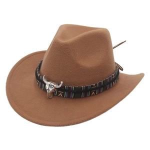 Chapeau de cowboy en feutre de laine marron camel avec bande ethnique et crâne de taureau