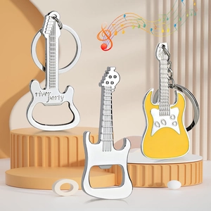 Porte-clés décapsuleur guitare en métal argenté et jaune sur un support de présentation