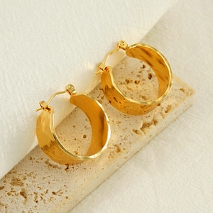 Boucles d'oreilles larges dorées avec texture martelée et design rétro minimaliste