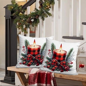 Détail des taies d'oreiller de Noël avec bougies à carreaux rouges et décor de sapin
