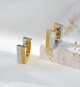 Vue détaillée du créole S925 en forme de U avec design bicolore et pavé de zircons fins