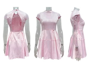 Dettagli del design scoperto sulla schiena e del tessuto in raso rosa del mini abito estivo