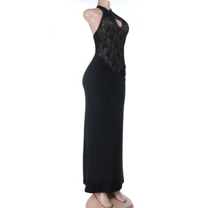 Détail de robe dos nu noire avec empiècement en dentelle délicate sur la poitrine