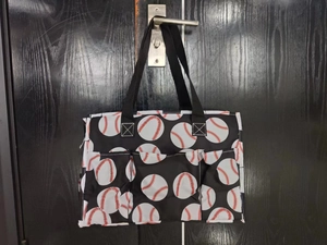 Dettaglio della borsa a mano baseball con tre tasche frontali e cuciture di rinforzo