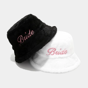 Ensemble bob en peluche d'hiver avec broderie Bride rose en noir et blanc chic