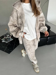 Ensemble de survêtement tie-dye gris avec sweat à capuche zippé et pantalon de jogging