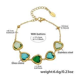 Detail von 18k vergoldetem Edelstahl Armband mit grünen herzförmigen Glassteinen