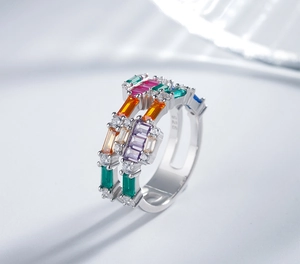 Macro-detail van de S925 sterling zilveren ring met kleurrijke baguette-zirkonia's