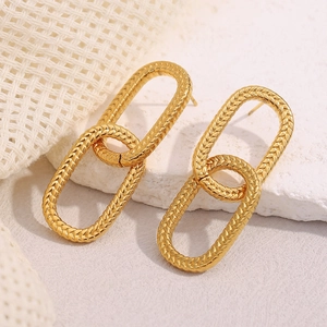 Dettaglio di orecchini a doppio anello placcati oro 18K con trama pelle di serpente