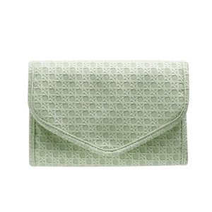 Estuche de viaje para joyas de cuero tejido verde claro con diseño de sobre elegante