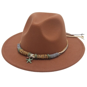 Cappello fedora marrone a tesa larga con fascia intrecciata e ciondoli a stella marina
