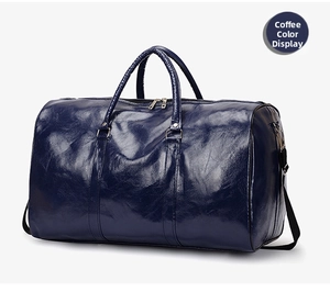 Detalle de bolsa de viaje en cuero PU azul oscuro con acabado brillante y herrajes plateados
