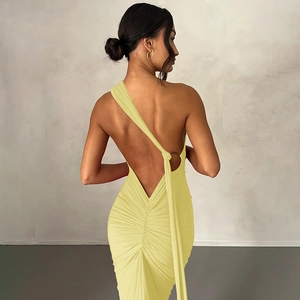 Detailansicht des rückenfreien Raffdesigns und Metallrings am hellgelben Kleid