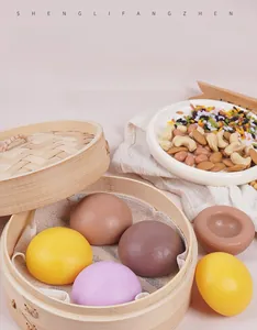 Pains de maïs réalistes en PVC dans un cuiseur en bambou pour décoration alimentaire
