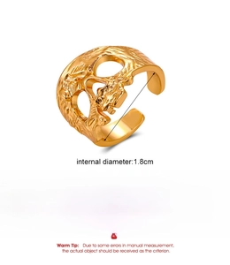 Dettaglio macro dell'anello teschio gotico con diametro interno di 1,8 cm e lega metallica