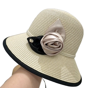 Chapeau cloche vintage en paille avec camélia et perles élégantes pour femmes