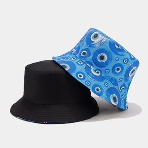 Dettaglio di un set di cappelli a secchiello reversibili con tessuto nero e stampa malocchio