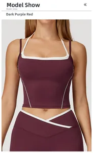 Details eines dunkelburgunderroten Yoga-Tops mit weißen Paspeln und Halter-Design