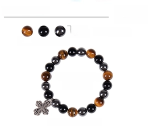 Détail de perles de 10mm en oeil de tigre, obsidienne et hématite avec croix en métal