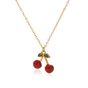 Collana in acciaio placcato oro con ciondolo a forma di ciliegia rossa e verde