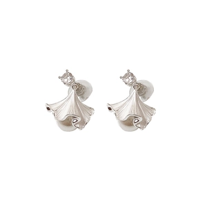 Boucles d'oreilles perles feuille de ginkgo avec tige en argent et détails en zircon