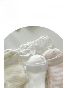 Texture de tricot détaillée de chaussettes à rayures verticales en blanc, beige et rose
