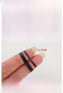 Vergleich von 0,2 cm und 0,4 cm dicken schwarzen hochelastischen Haarbändern