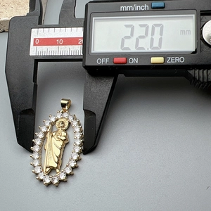 Detailed measurement of 22mm golden Saint Jude religious pendant with white zircon stones