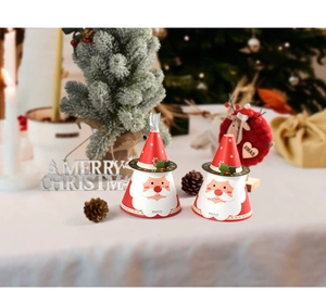 Gros plan d'une boîte cadeau Père Noël en papier sur une table de fête décorée