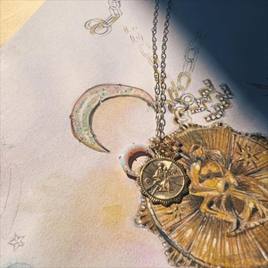 Collier zodiaque doré avec breloque lune opale et pendentif pièce portrait embossé