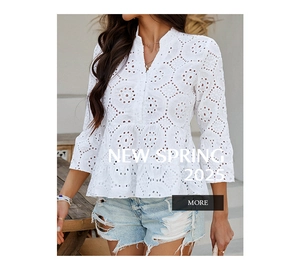 Détail d'une blouse blanche en coton avec broderie anglaise, col en V et volants