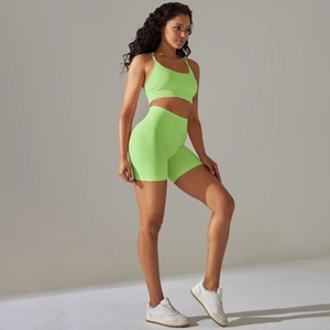 Détail d'ensemble de yoga vert fluo avec tissu côtelé sans couture et short slim