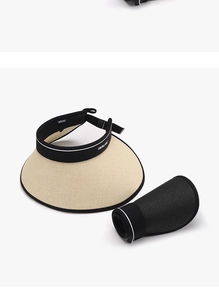 Dettaglio di visiere in paglia ripiegabili in beige e nero con logo su fascia elastica