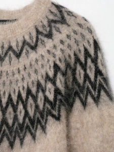 Dettaglio del maglione in maglia beige con texture in alpaca e motivo geometrico nero