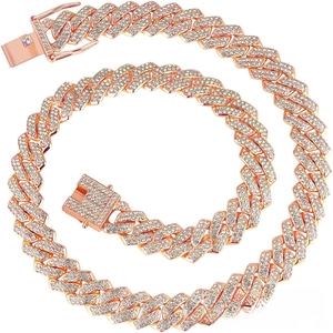 Détails de la chaîne cubaine en or rose sertie de cristaux avec fermoir à boîte