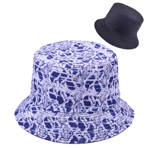 Detalle de gorro reversible con estampado de serpiente azul y forro interior negro