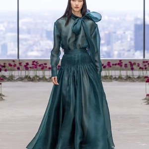 Elegantes dunkelgrünes Organza-Set mit langärmeliger Schluppenbluse und plissiertem Rock