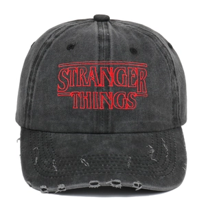 Casquette Stranger Things brodée en coton délavé avec bord usé et finition vintage noir charbon