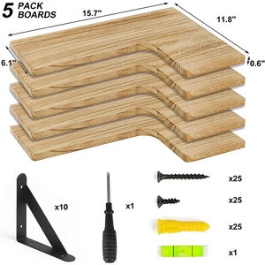 Dettaglio di mensole angolari in legno a L rustiche con dimensioni e kit ferramenta