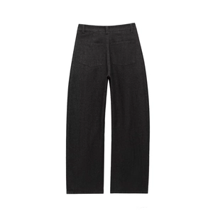 Dettaglio posteriore dei pantaloni in denim a gamba larga con tasche simmetriche
