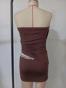 Détail d'une robe marron avec chaîne de taille à paillettes argentées sur maille