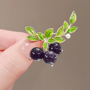 Elegante broche de plata con hojas de esmalte verde y cuentas moradas oscuras