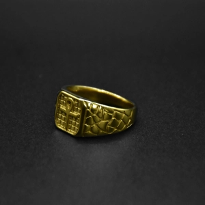 Bague chevalière Ankh en acier inoxydable doré avec côtés à texture géométrique